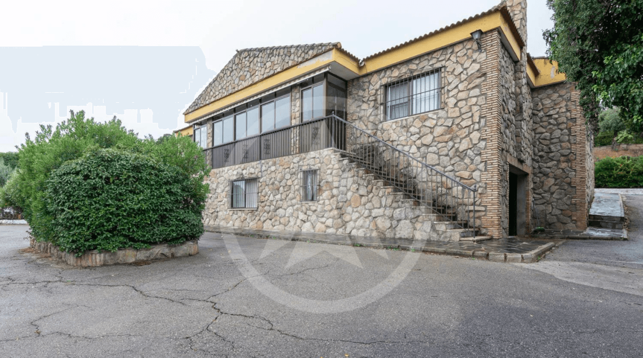 Villa with pool and large plot in Sierra de Fuentes