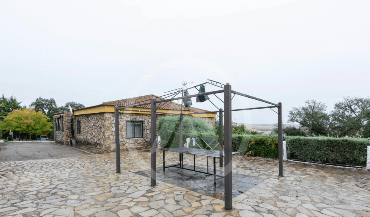 Villa with pool and large plot in Sierra de Fuentes