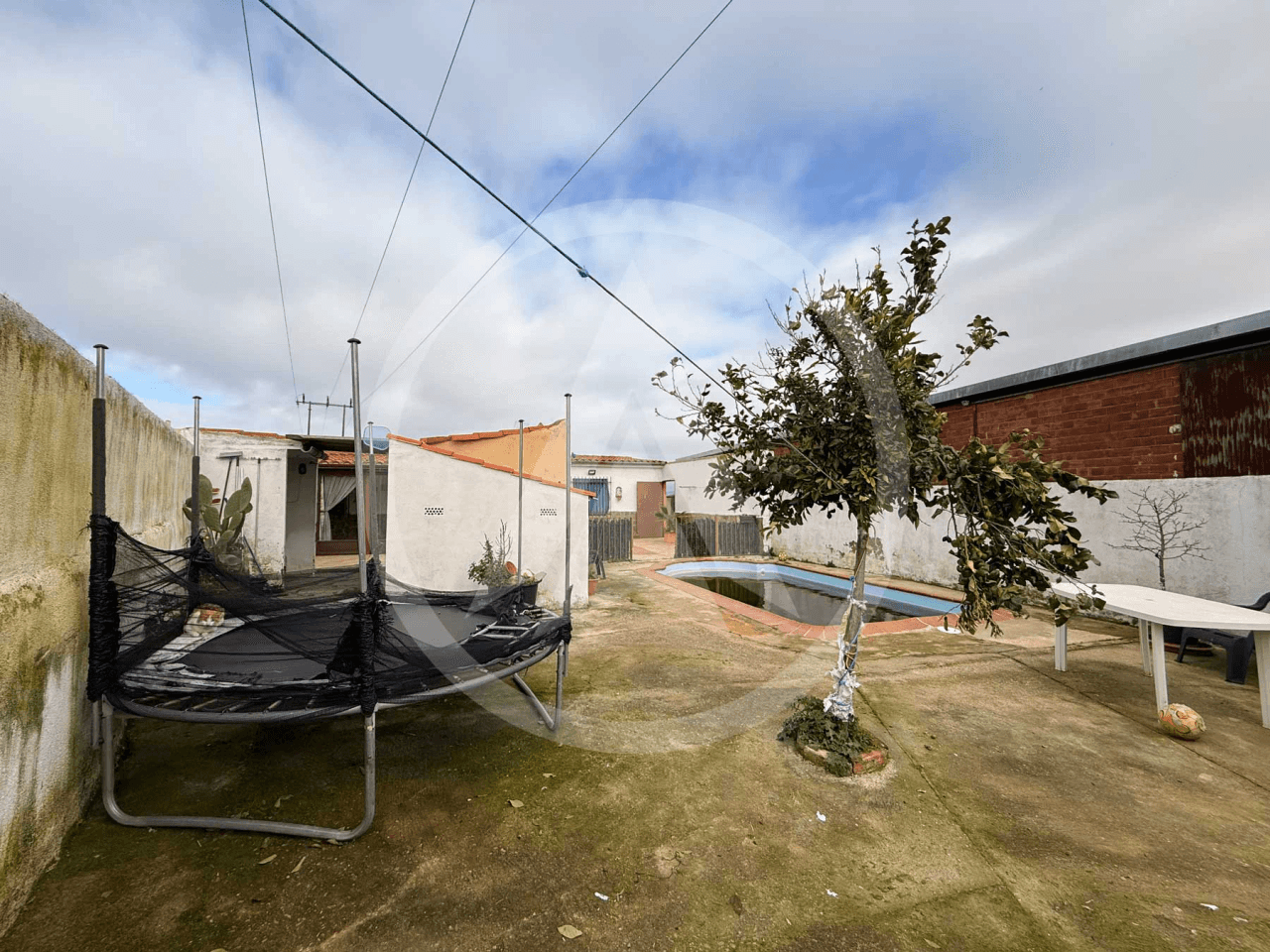 Rustic farm of 1.5 hectares with warehouse in Casar de Cáceres