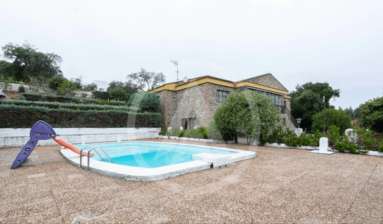Villa with pool and large plot in Sierra de Fuentes