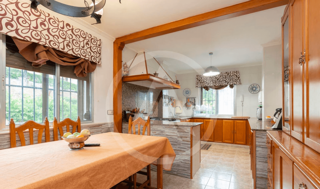 Villa with pool and large plot in Sierra de Fuentes