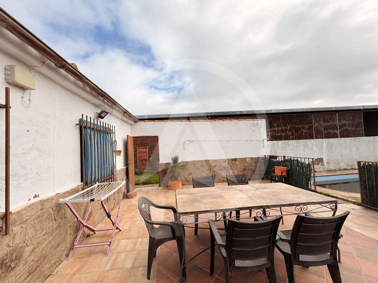 Rustic farm of 1.5 hectares with warehouse in Casar de Cáceres