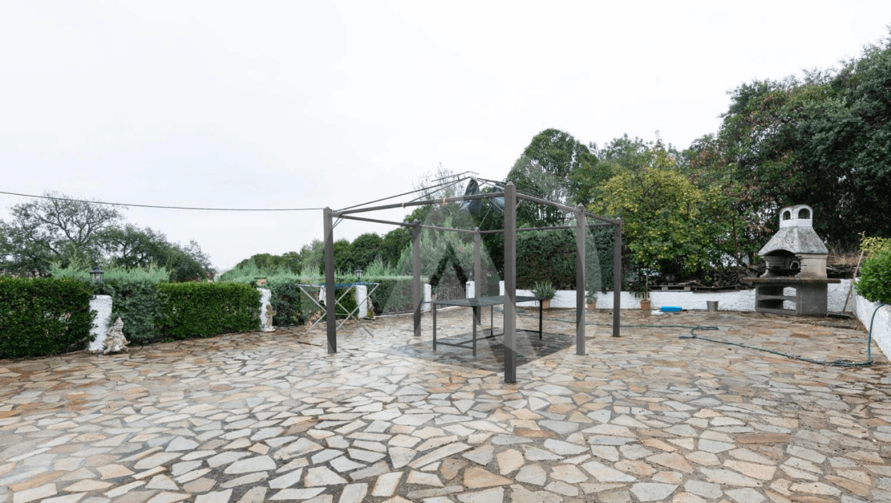 Villa with pool and large plot in Sierra de Fuentes