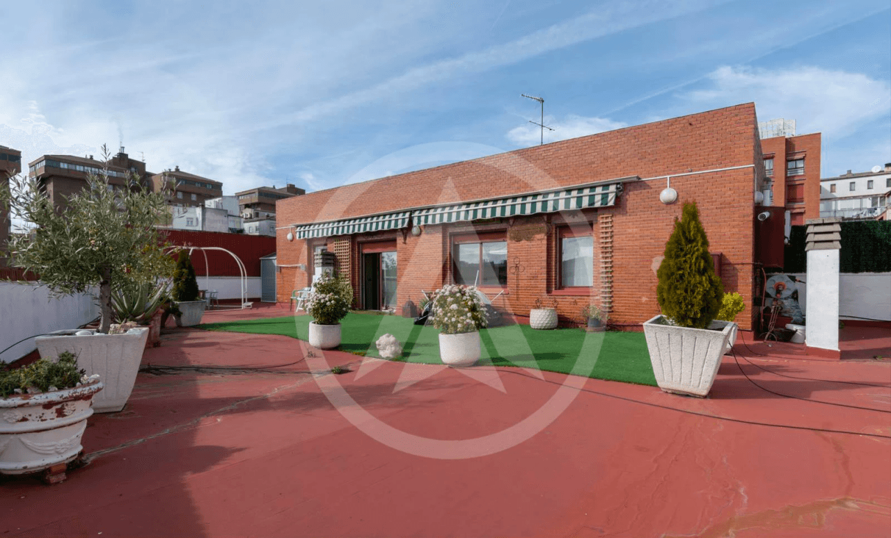 Àtic de lloguer en centre amb gran terrassa