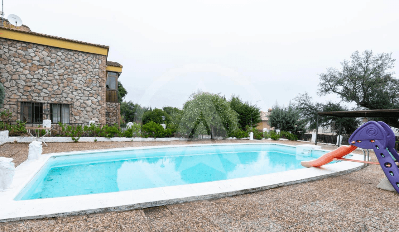 Villa with pool and large plot in Sierra de Fuentes